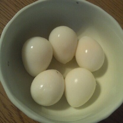 初めてうずらの卵を買いました。息子がキレイにむいてくれました。ゆで時間とかわからなかったので参考になりました。